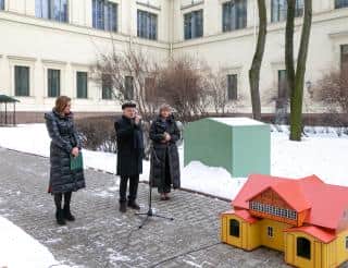 Эрмитажные коты к празднику получили в подарок домик из Зеленоградска