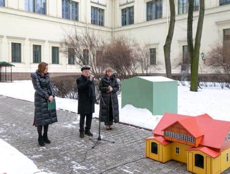 Эрмитажные коты к празднику получили в подарок домик из Зеленоградска