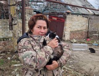 Volunteers of Donetsk shelter “Koshkin Dom” / “Cat House” take animals out of the combat zone