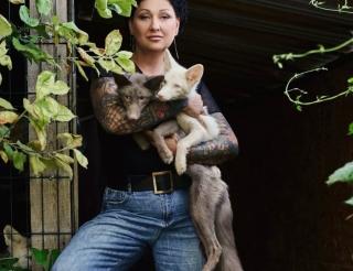 A mother of many children from Samara rescues wild foxes and gives them a chance for a second life