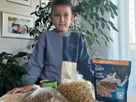 A nine-year-old schoolboy from Bashkiria spends money from his piggy bank on stray animals